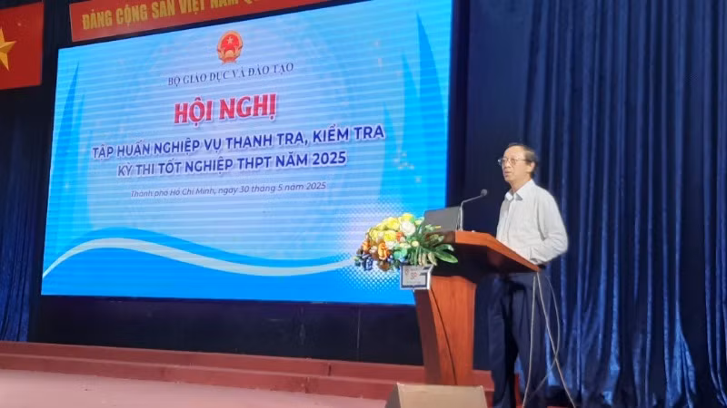 Đồng chí Phạm Ngọc Thưởng, Thứ trưởng Giáo dục và Đào tạo phát biểu tại hội nghị tập huấn.