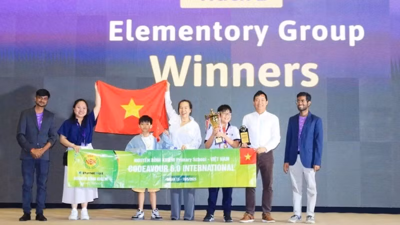 Ban tổ chức trao giải Nhất bảng tiểu học cho đội thi đến từ Việt Nam. (Ảnh: CTV)