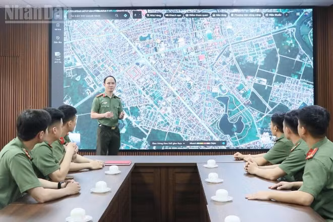Mỗi dòng thông tin, mỗi tín hiệu tiếp nhận tại Trung tâm Thông tin chỉ huy Công an Hà Tĩnh đều được phân tích, sàng lọc, đánh giá đa chiều.