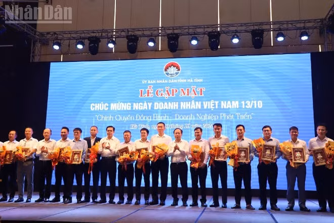 Các đồng chí lãnh đạo tỉnh Hà Tĩnh tặng hoa chúc mừng doanh nghiệp, doanh nhân trên địa bàn.