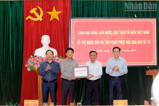 Đồng chí Trần Cẩm Tú trao tặng quà hỗ trợ của lãnh đạo Đảng, nhà nước cho nhân dân Hà Tĩnh.