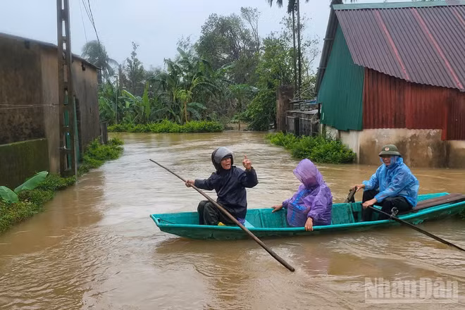 Đội xung kích các tổ dân phố phường Hà Huy Tập (Hà Tĩnh) hỗ trợ người già yếu, neo đơn sơ tán trong sáng 2/11.
