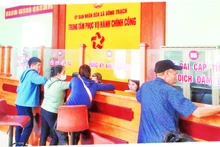 Người dân đến giao dịch tại Trung tâm phục vụ hành chính công xã Đông Trạch, tỉnh Quảng Trị.