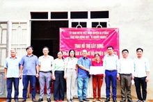 Đại diện lãnh đạo địa phương trao nhà, tặng các hộ gia đình nghèo, gặp khó khăn trong cuộc sống.