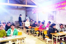 Đồng bào dân tộc thiểu số tỉnh Quảng Ngãi tham gia lớp xóa mù chữ.