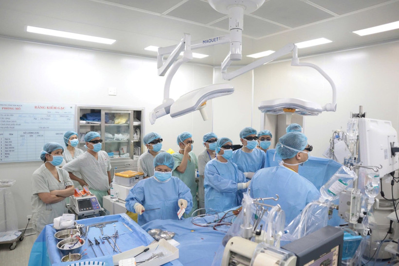 Một ca phẫu thuật tại Bệnh viện E. (Ảnh THANH XUÂN) 