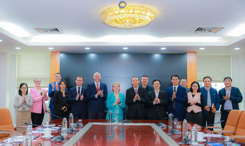 Với hai văn phòng tại Hà Nội và Thành phố Hồ Chí Minh, Queensland trở thành bang đầu tiên của Úc thiết lập trung tâm của khu vực tại Việt Nam.