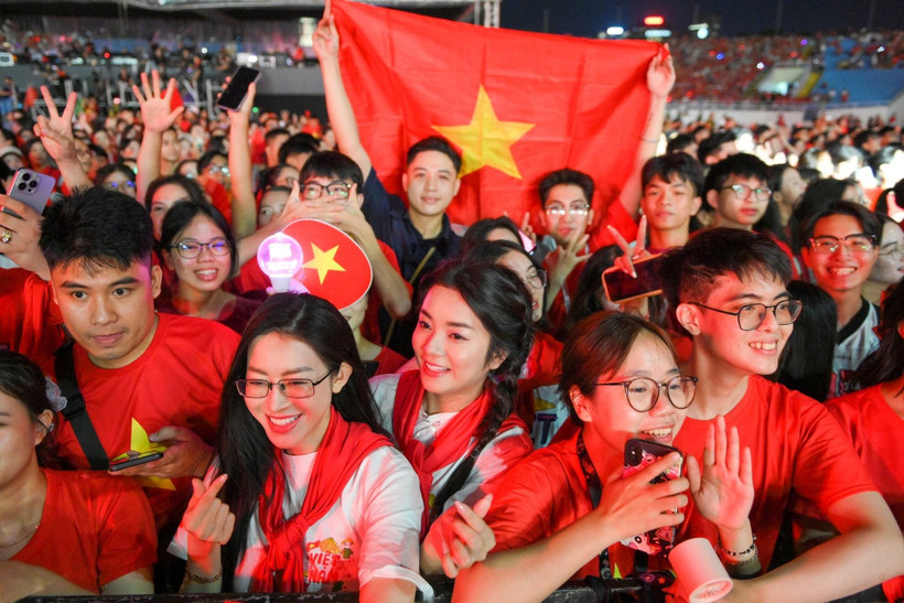 Khán giả trẻ “cháy” cùng mỗi khoảnh khắc của chương trình văn nghệ chính luận “Tổ quốc trong tim”. (Ảnh Thế Đại)