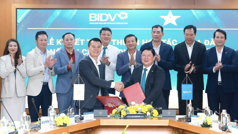 Ông Nguyễn Phúc Long - Chủ tịch Câu lạc bộ Sao Vàng đất Việt và ông Đoàn Việt Nam - Phó Tổng Giám đốc BIDV đại diện hai đơn vị ký kết thỏa thuận hợp tác