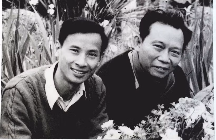 Nhà báo Hồng Châu, tức Thép Mới (bên phải) và nhà báo Cao Kim, tức Kim Toàn - hai nhà báo của Mặt trận Dân tộc giải phóng miền Nam Việt Nam từng bí mật hoạt động báo chí tại Sài Gòn - Gia Định trong cuộc Tổng tiến công và nổi dậy Tết Mậu Thân năm 1968. 