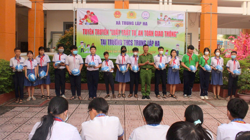 Đại úy Nguyễn Vũ Linh trong một buổi tuyên truyền về Luật Trật tự, an toàn giao thông cho các em học sinh.