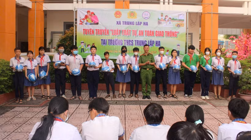 Đại úy Nguyễn Vũ Linh trong một buổi tuyên truyền về Luật Trật tự, an toàn giao thông cho các em học sinh.