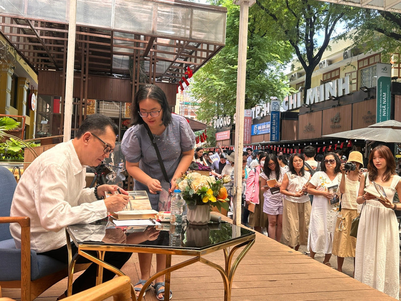 Bảo vệ quyền tác giả không chỉ là để chống vi phạm, mà sâu xa hơn là để bồi đắp niềm tin và tạo thêm động lực sáng tạo. Trong ảnh: Bạn đọc xếp hàng xin chữ ký của NSƯT Hữu Châu tại Đường sách Thành phố Hồ Chí Minh. (Ảnh HỒ HUY SƠN) 