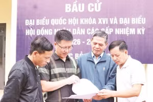 Rà soát danh sách cử tri được niêm yết công khai tại Nhà văn hóa tổ dân phố Dương Sơn, phường Tam Sơn, tỉnh Bắc Ninh. (Ảnh: AN TRÂN)