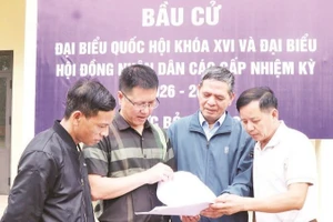 Rà soát danh sách cử tri được niêm yết công khai tại Nhà văn hóa tổ dân phố Dương Sơn, phường Tam Sơn, tỉnh Bắc Ninh. (Ảnh: AN TRÂN)