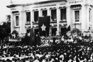 Ngày 19/8/1945, tại Quảng trường Nhà hát Lớn, hàng vạn người dân Thủ đô dự Lễ mít-tinh chào mừng Ủy ban Quân quản. (Ảnh: Tư liệu TTXVN)