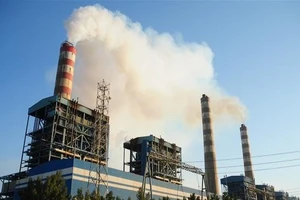 Khí thải phát ra từ một nhà máy điện ở tỉnh Wasit, Iraq. (Ảnh: THX/TTXVN)