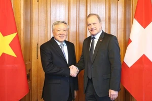 Phó Thủ tướng Thường trực Chính phủ Nguyễn Hòa Bình chào xã giao Chủ tịch Hạ viện Thụy Sĩ Pierre André Page. (Ảnh: VGP/Nguyễn Hoàng)