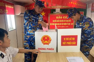 Cử tri là bộ đội hải quân của Hải đoàn 129, 128 bỏ phiếu trên tàu Trường Sa 04 sáng 27/2/2026. (Ảnh: LÊ ĐÌNH THÌN)