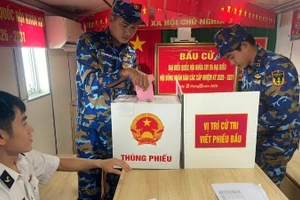Cử tri là bộ đội hải quân của Hải đoàn 129, 128 bỏ phiếu trên tàu Trường Sa 04 sáng 27/2/2026. (Ảnh: LÊ ĐÌNH THÌN)