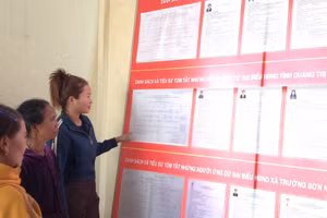 Cử tri khu vực bỏ phiếu số 17 (bản Nước Đắng, xã Trường Sơn, tỉnh Quảng Trị) tìm hiểu lý lịch của các ứng cử đại biểu Quốc hội và đại biểu Hội đồng nhân dân các cấp nhiệm kỳ 2026-2031 để chuẩn bị bỏ phiếu vào ngày 8/3 tới. (Ảnh: HƯƠNG GIANG)