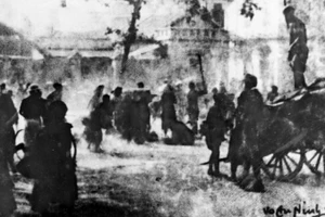 Nhân dân ở nhiều địa phương nổi dậy đánh chiếm kho thóc của Nhật cứu đói. (Ảnh: Tư liệu TTXVN)