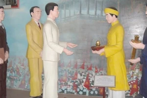 Tranh tái hiện hình ảnh thoái vị của vua Bảo Đại. (Ảnh: baothuathienhue.vn)