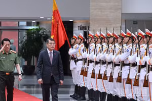 Thủ tướng Lê Minh Hưng duyệt đội danh dự. 