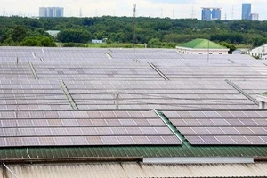 Pin năng lượng mặt trời được nhiều khu công nghiệp sử dụng, tạo nguồn năng lượng tái tạo, thân thiện với môi trường. (Ảnh: Hồng Đạt - TTXVN)