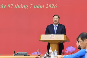 Phó Thủ tướng Thường trực Phạm Gia Túc chúc mừng việc thành lập cơ quan Đảng ủy Chính phủ và kiện toàn đội ngũ lãnh đạo cơ quan. (Ảnh: VGP/Phương Nguyên)