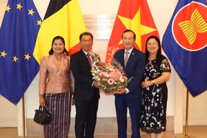 Đại sứ Kingphokeo Phommahaxay (trái) tặng hoa cho Đại sứ Nguyễn Văn Thảo. (Ảnh: HƯƠNG GIANG/TTXVN)