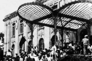 Ngày 19/8/1945, nhân dân Hà Nội đánh chiếm Bắc Bộ phủ, cơ quan đầu não của Chính quyền tay sai Pháp. (Ảnh: Tư liệu TTXVN)