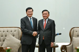 Thường trực Ban Bí thư Trần Cẩm Tú và Tổng Bí thư, Chủ tịch nước Lào Thongloun Sisoulith. (Ảnh: DUY LINH)