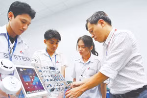 Giảng viên Khoa công nghệ điện tử Trường đại học Công nghiệp Thành phố Hồ Chí Minh hướng dẫn sinh viên học tập, nghiên cứu tại Phòng thí nghiệm IoT and AI. (Ảnh: THANH VŨ)