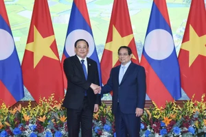 Thủ tướng Phạm Minh Chính và Thủ tướng Chính phủ nước Cộng hòa Dân chủ Nhân dân Lào Sonexay Siphandone. (Ảnh: TRẦN HẢI)