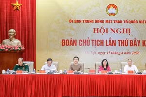 Các đồng chí chủ trì hội nghị.