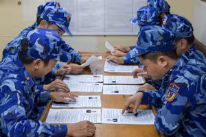 Cử tri Tàu CSB 6008 nghiên cứu tiểu sử, chương trình hành động của các ứng cử viên. (Ảnh: ĐÌNH THÌN)