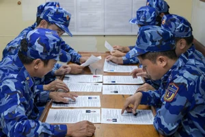 Cử tri Tàu CSB 6008 nghiên cứu tiểu sử, chương trình hành động của các ứng cử viên. (Ảnh: ĐÌNH THÌN)