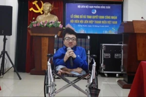 Hoàng Trung Nghĩa, chàng trai mắc bệnh xương thủy tinh nhưng nỗ lực vượt qua khó khăn, vươn lên trong cuộc sống.