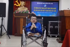 Hoàng Trung Nghĩa, chàng trai mắc bệnh xương thủy tinh nhưng nỗ lực vượt qua khó khăn, vươn lên trong cuộc sống.