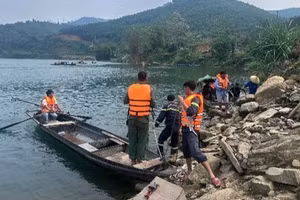 Lực lượng chức năng tổ chức tìm kiếm 2 nạn nhân mất tích trong vụ lật thuyền tại lòng hồ thủy điện Chiêm Hóa.