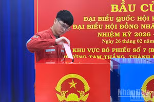 Cử tri bỏ phiếu tại khu vực bỏ phiếu sớm số 7, bầu đại biểu Quốc hội khóa XVI và đại biểu Hội đồng nhân dân các cấp nhiệm kỳ 2026-2031, ngày 26/2/2026, tại phường Tam Thắng, Thành phố Hồ Chí Minh. (Ảnh: HẢI CHÍNH)