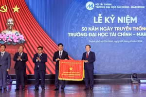 Phó Thủ tướng Lê Tiến Châu trao tặng Cờ Thi đua của Chính phủ cho tập thể UFM. (Ảnh: UFM)