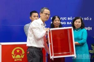 Hòm phiếu được kiểm tra công khai, bảo đảm đúng quy định, đúng pháp luật.