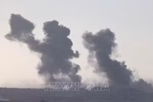 Khói bốc lên sau các cuộc không kích của Israel xuống Dải Gaza ngày 16/9/2025. (Ảnh tư liệu: THX/TTXVN)