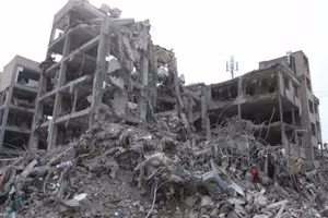 Tòa nhà bị phá hủy sau vụ không kích xuống Tehran, Iran ngày 12/3. (Ảnh: THX/TTXVN)