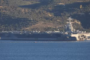 Tàu sân bay USS Gerald R. Ford của Mỹ tại Vịnh Souda thuộc đảo Crete, Hy Lạp, ngày 24/2/2026. (Ảnh: Anadolu Agency/TTXVN)