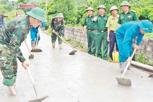 Cán bộ, chiến sĩ Bộ Chỉ huy Quân sự tỉnh Hà Nam (cũ) thực hiện tốt chương trình hành quân dã ngoại kết hợp làm công tác dân vận tại thôn Thanh Bồng, xã Thanh Nghị, huyện Thanh Liêm.