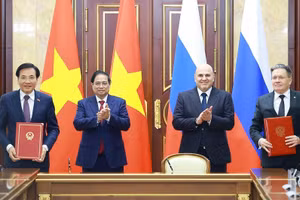 Thủ tướng Phạm Minh Chính và Thủ tướng Liên bang Nga Mikhail Mishustin chứng kiến Lễ ký kết Hiệp định về hợp tác xây dựng Nhà máy điện hạt nhân trên lãnh thổ Việt Nam. (Ảnh: Dương Giang/TTXVN)