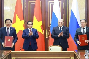 Thủ tướng Phạm Minh Chính và Thủ tướng Liên bang Nga Mikhail Mishustin chứng kiến Lễ ký kết Hiệp định về hợp tác xây dựng Nhà máy điện hạt nhân trên lãnh thổ Việt Nam. (Ảnh: Dương Giang/TTXVN)